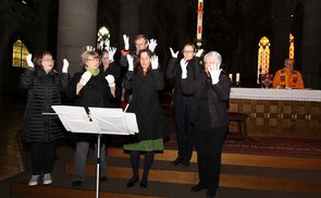 Der Gebärdenchor der Stadtpfarre Urfahr gebärdet die Lieder