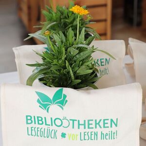 Überreichung der Geschenke an die Absolvent:innen