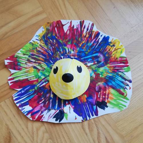 Igel-Bastelei mit Farbe und Gabeldruck
