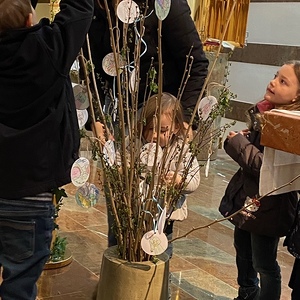 Kinder schmücken den Osterstrauch