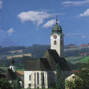 Pfarrkirche mit Annakapelle links und Pfarrhaus rechts