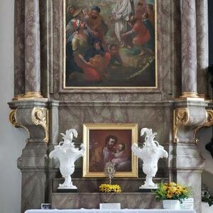 Blick von der Laube zum Seitenaltar mit der Reliquie