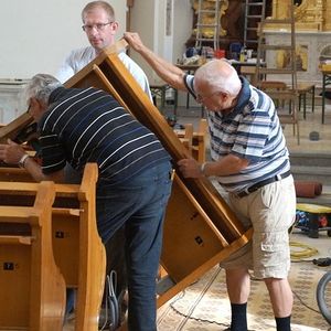 Die Bänke werden wieder montiert 16.09.2016