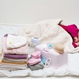 Sinnvoll schenken: Mit einem Babypaket der Caritas