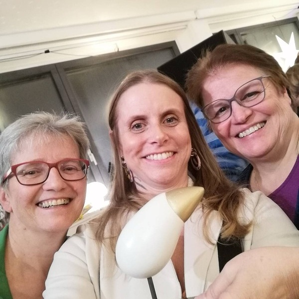 © Aufblattlt-Bibliotheken Anni Sarsteiner (Bibliothek St. Wolfgang, Tina Heidecker (Bibliothek Strobl) und Christa Hödlmoser (Bibliothek Abersee) nahmen den Preis entgegen