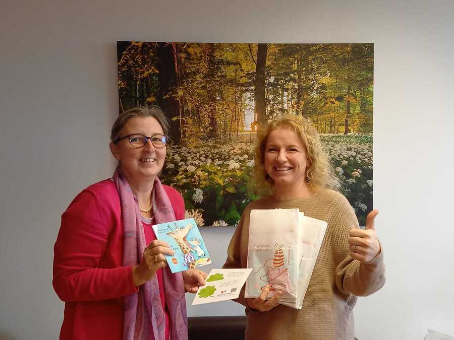 Veronika Ehrengruber und Alexandrea Wambacher bei der Übergabe der LESEGLÜCK-Säckchen