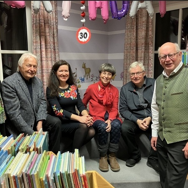 © Marktgemeinde Walding Von links: Obfrau des Kulturausschusses Irmi Konczalla, Bgm. a. D. Josef Eidenberger, Leiterin Natalia Proberii, Vera Rath-Paluch, Rudi Habringer, Bgm. Hans Plakolm