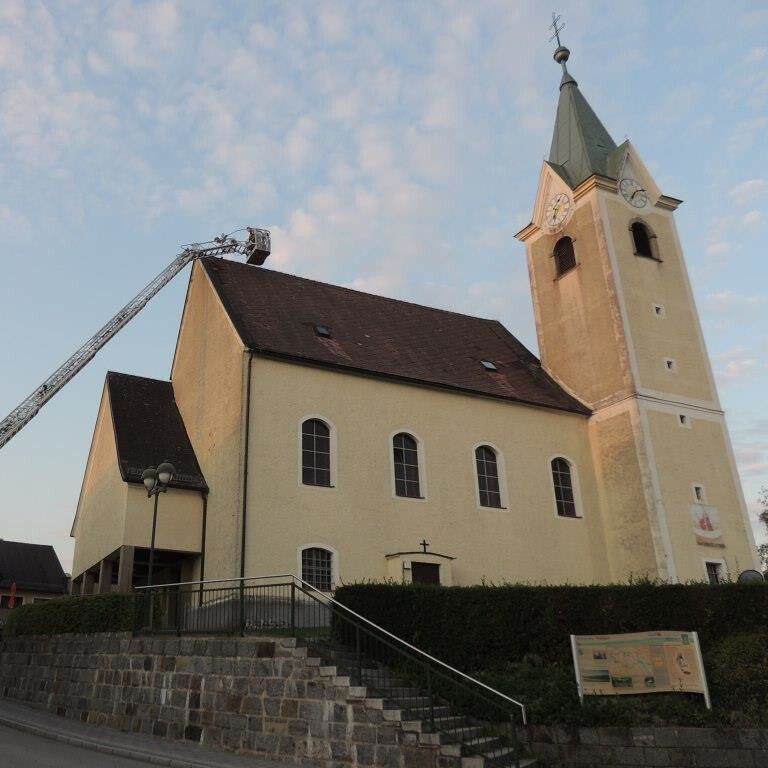       Feuerwehr repariert Kirchendach                                                                                                                 